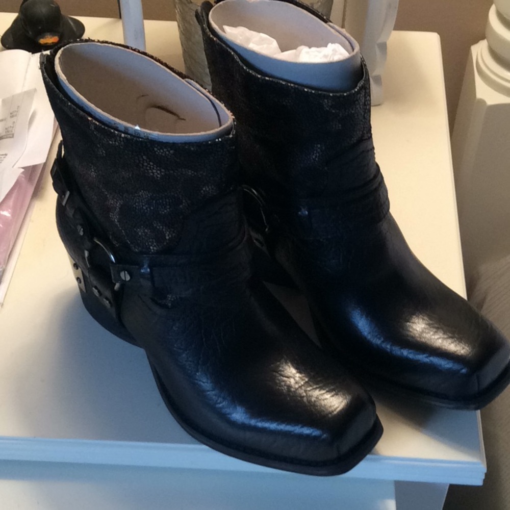 Moto Boots Size 8.5 Harness Style with a twist!